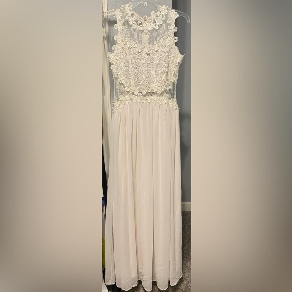 Brand new white, lace dress. Never worn! (Not right size) - Picture 1 of 5